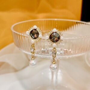 *LAYANA* Gold Pearl x Rhinestone Fashion Earrings